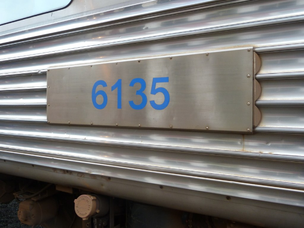 Ein Fahrzeug mit einem sichtbaren Nummernschild.