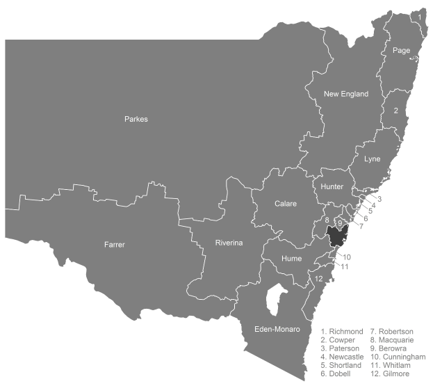 Schwarz-weiß-Karte von New South Wales, die Countys in Schwarz hervorhebt mit zusätzlichen Informationen über die Countys auf der rechten Seite.