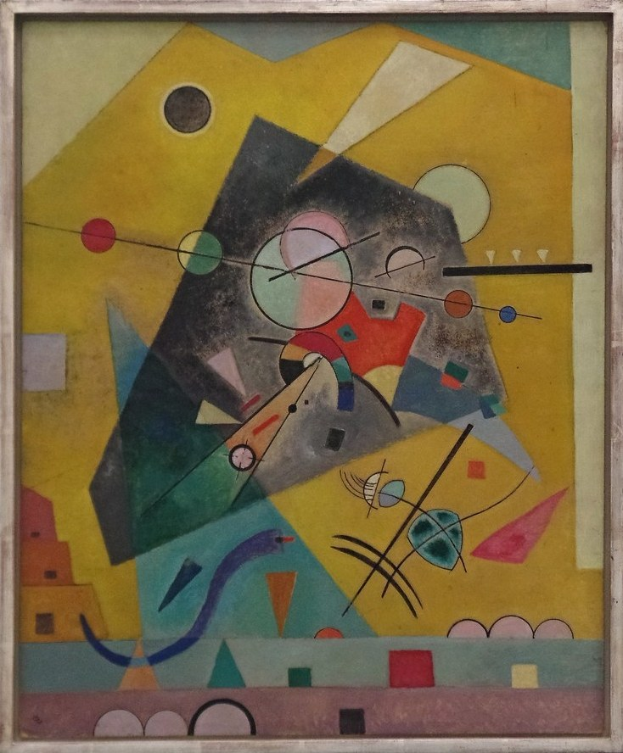 Gemälde von Wassily Kandinsky in einem klassischen Rahmen an einer Zimmerwand.