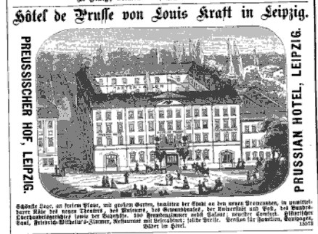 Schwarze und weiße Anzeige für ein Hotel in Leipzig, Deutschland, mit Gebäude, Bäumen und Menschen sowie beschreibendem Text.
