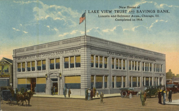 Schwarz-weiß-Postkarte der Lake View Trust and Savings Bank an der Lincoln und Belmont Avenue, Chicago, Illinois, mit einer Fahne, Fußgängern, einem Pferdewagen, Fahrzeugen, Bäumen und einem bewölkten Himmel.