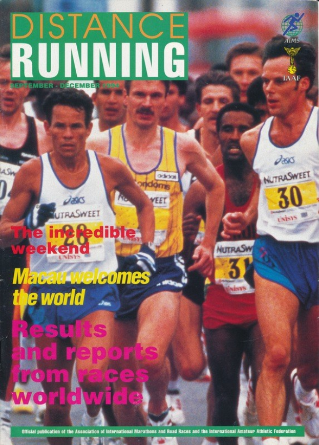 Ein Magazin-Cover mit der Überschrift "Ausdauerlauf" zeigt eine Gruppe von Menschen, die bei einem Marathon laufen, vor einem hellblauen Himmel mit weißen Wolken, sie tragen bunte Laufschuhe und Sportkleidung.