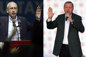 Der türkische Präsident Recep Tayyip Erdogan und der türkische Premierminister Ahmet Davutoglu stehen nebeneinander auf einem Podium, jeder hält ein Mikrofon, mit einem Banner dahinter.