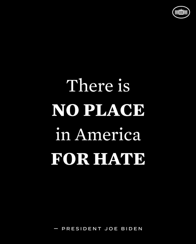 Ein schwarzer Hintergrund mit fetter weißer Schrift, die den Satz 'Es gibt keinen Platz für Hass in Amerika' zeigt - ein Zitat von Präsident Joe Biden.