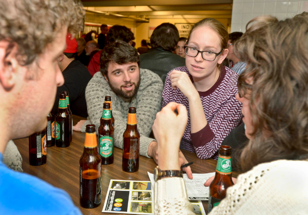Ein Stapel Bücher in einem Regal.