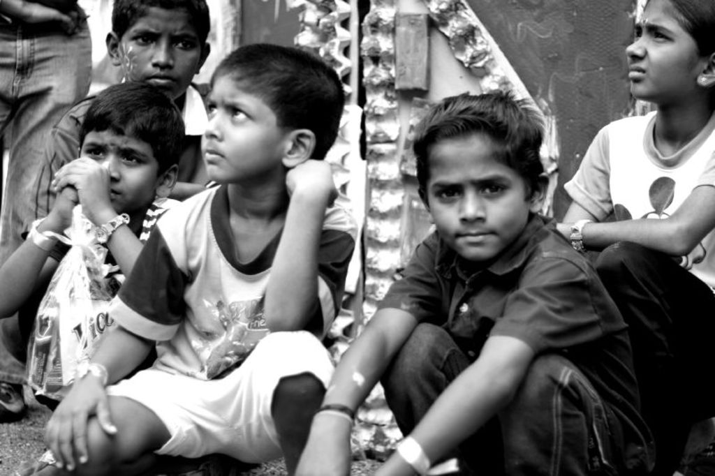 Kinder vor einer Tür stehend.