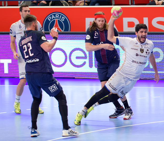 Männer beim Handballspielen auf einem Feld während des Futsal-Weltmeisterschaftsspiels 2019 zwischen Paris Saint-Germain und Marseille mit Zuschauern und einem Banner im Hintergrund.