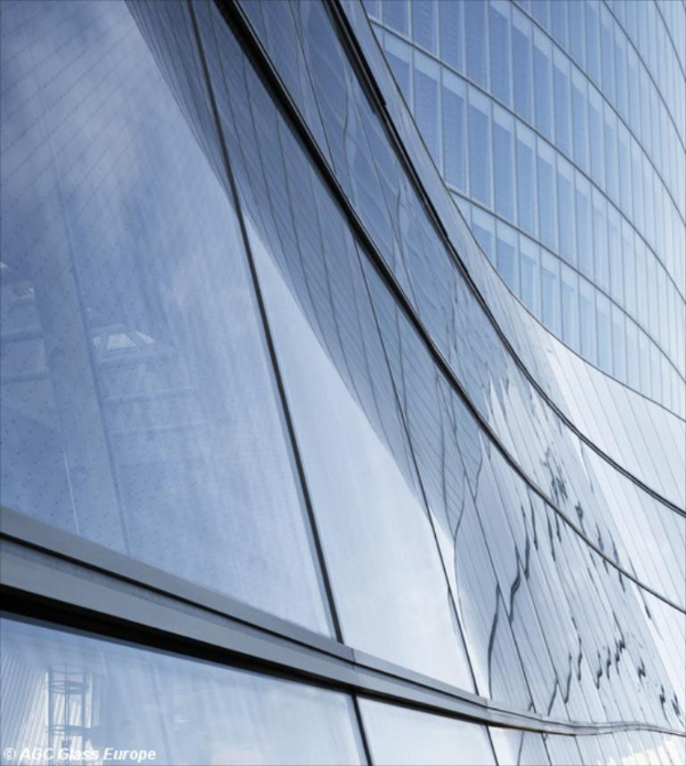 Ein Glasgebäude mit einem Wasserzeichen in der linken unteren Ecke.
