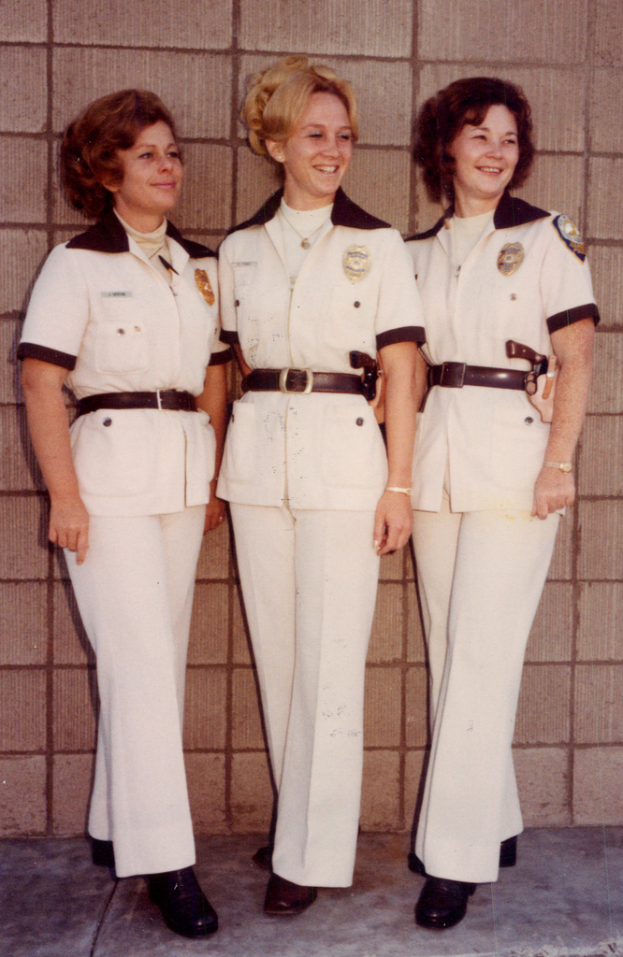 Drei Frauen in der Mitte eines Raumes mit einer Wand oben und einem Boden unten.