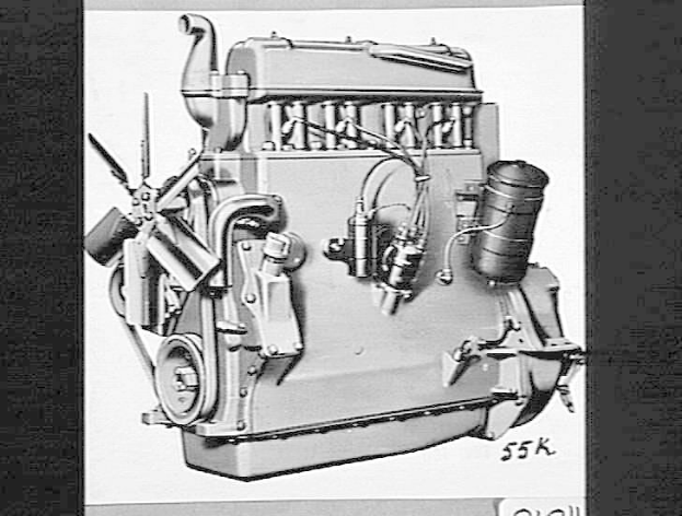 Ein Schwarz-Weiß-Foto eines Automotors mit darauf geschriebenem Text.