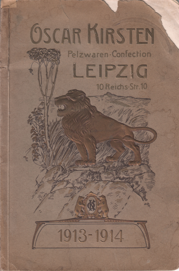 Ein altes Buch mit einem Löwen auf dem Cover, der stolz mit erhobenem Haupt und wehender Mähne dasteht und von Text und einem Logo umgeben ist, das 'Oscar Kirsten Leipzig 1913-1914' lautet.