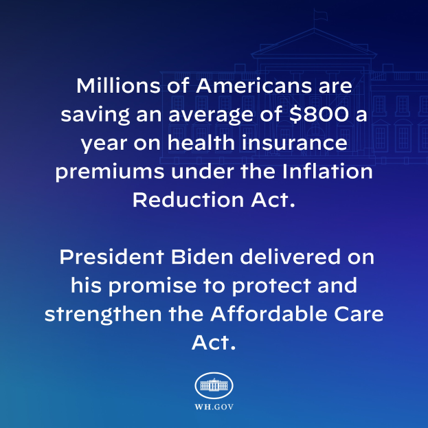 Ein blauer Hintergrund mit weißer Schrift, die besagt: "Millionen von Amerikanern sparen durchschnittlich 800 US-Dollar im Jahr an Gesundheitsversicherungsprämien unter dem Inflation Reduction Act" und ein Logo.