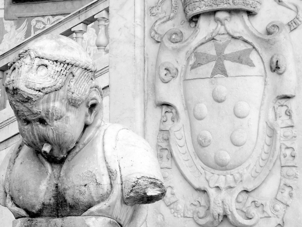 Schwarzes und weißes Bild verschiedener Skulpturen.