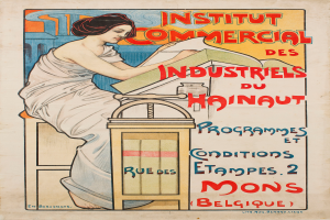 Eine Frau sitzt an einem Tisch mit einem Buch in den Händen, im Hintergrund ist ein Plakat des Institut Commercial des Industriels du Hainaut zu sehen.
