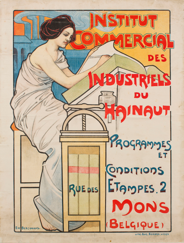 Eine Frau sitzt an einem Tisch mit einem Buch in den Händen, im Hintergrund ist ein Plakat des Institut Commercial des Industriels du Hainaut zu sehen.