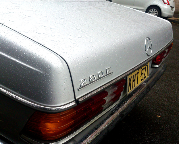 Ein Mercedes-Benz-Fahrzeug befindet sich auf der Straße neben einem anderen Fahrzeug.
