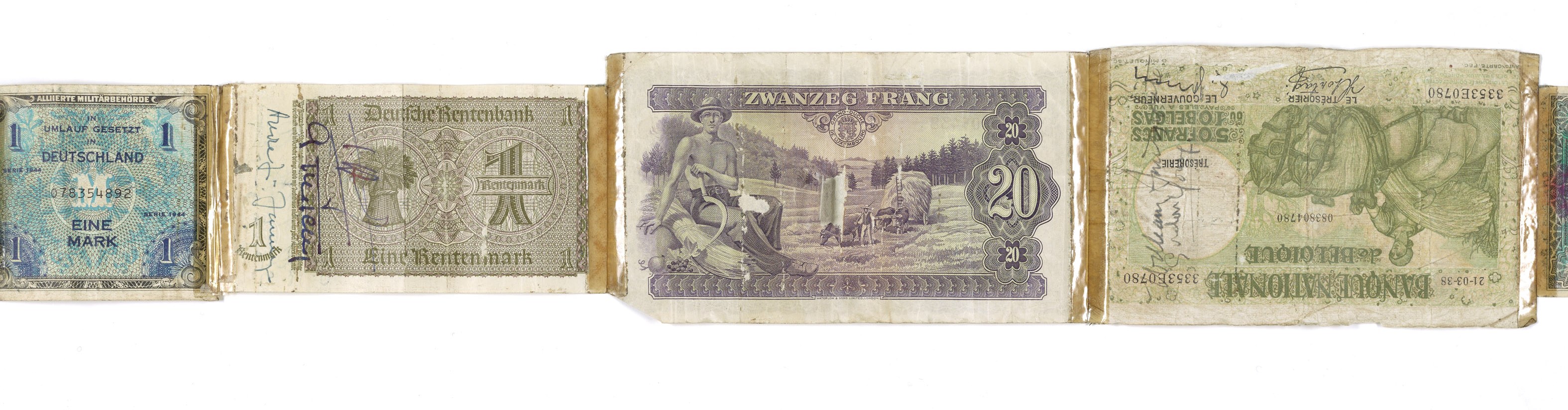 Ein Stapel alter deutscher Banknoten in verschiedenen Nennwerten auf einem alten Buch.