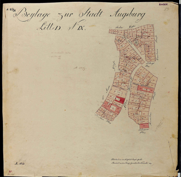 Ein altes Buch mit einer detaillierten Karte von Augsburg, das Straßen, Gebäude und Sehenswürdigkeiten zeigt und von begleitendem Text