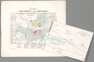 Alte Karte von Dresden, Deutschland, mit zwei Papieren im Vordergrund und einem grauen Hintergrund, die detaillierte Straßen, Gebäude und Sehenswürdigkeiten zeigt.