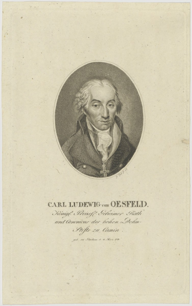 Porträt von Carl Ludwig von Oesfeld, ein Mann mit ernstem Gesichtsausdruck, der einen Anzug und eine Krawatte trägt und seine Hände vor der Brust verschränkt hält und direkt in die Kamera schaut.