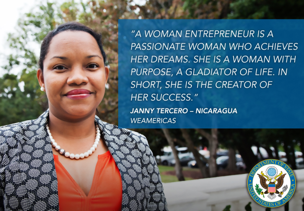 Eine Frau in einer schwarzen und weißen Jacke und einem orangen Kleid steht vor einer Kulisse aus Bäumen, Fahrzeugen und dem Himmel, mit Text auf der rechten Seite, der lautet "Eine Frau-Unternehmerin ist eine leidenschaftliche Frau, die ihre Träume verwirklicht. Sie ist eine Frau mit einem Ziel, eine Gladiatorin des Lebens auf kurze, sie ist die Schöpferin ihres Erfolgs."