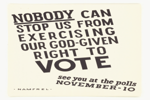 Ein Plakat mit fetter schwarzer Schrift auf einem weißen Hintergrund, eingerahmt von einem schmalen schwarzen Rand, trägt die Aufschrift "Niemand kann uns daran hindern, unser göttliches Recht auf Wahl auszuüben."