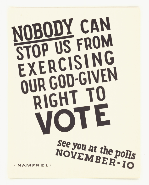 Ein Plakat mit fetter schwarzer Schrift auf einem weißen Hintergrund, eingerahmt von einem schmalen schwarzen Rand, trägt die Aufschrift "Niemand kann uns daran hindern, unser göttliches Recht auf Wahl auszuüben."