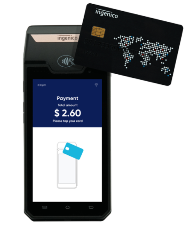 Ein Mobiltelefon mit einer Kreditkarte daneben, das eine Ingenico-Mobilzahlung darstellt.