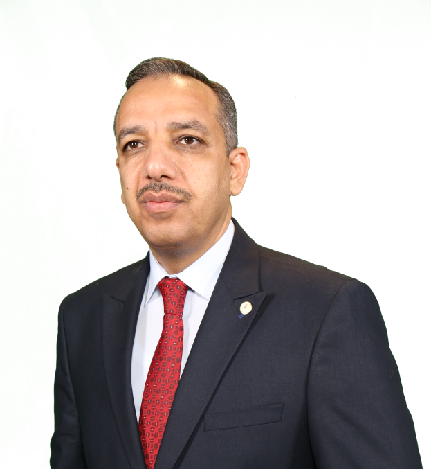 Dr. Sanjeev Kumar, Direktor des Gesundheits- und Sozialministeriums, posiert in einem Anzug und Schlips vor einem weißen Hintergrund.