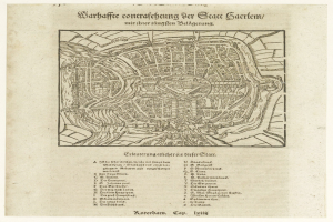 Ein altes Buch mit einer detaillierten Karte einer Stadt auf dem Deckel, das Straßen, Gebäude und Sehenswürdigkeiten zeigt.