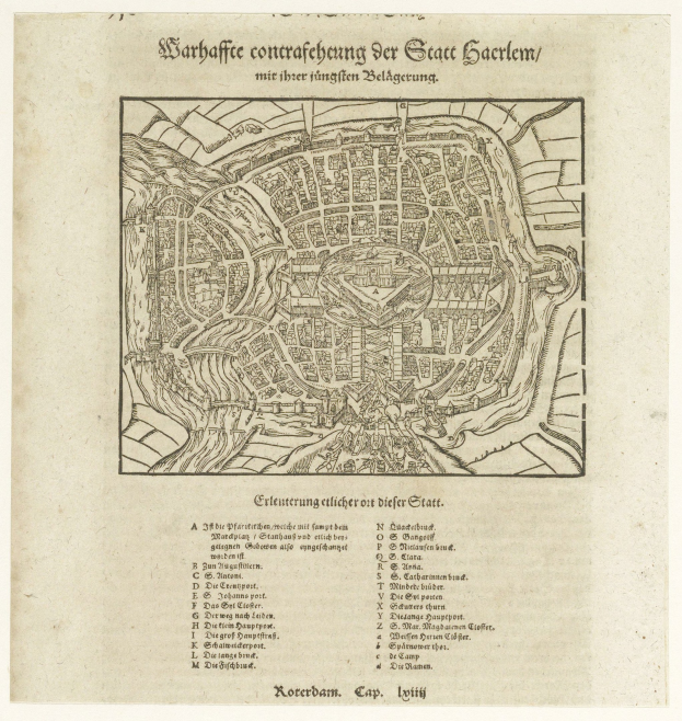 Ein altes Buch mit einer detaillierten Karte einer Stadt auf dem Deckel, das Straßen, Gebäude und Sehenswürdigkeiten zeigt.