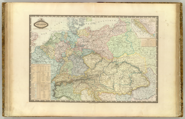 Ein aufgeschlagenes Buch, das eine detaillierte Karte von Deutschland zeigt, mit verschiedenen Provinzen und Städten beschriftet.