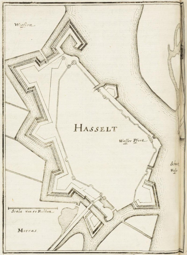 Altes Buch mit detaillierter Karte von Hasselt, einschließlich Straßen, Gebäuden und Sehenswürdigkeiten, begleitet von Text über die Geschichte, Kultur und Attraktionen der Stadt.