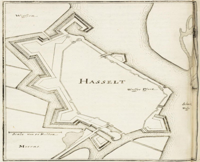 Altes Buch mit detaillierter Karte von Hasselt, einschließlich Straßen, Gebäuden und Sehenswürdigkeiten, begleitet von Text über die Geschichte, Kultur und Attraktionen der Stadt.