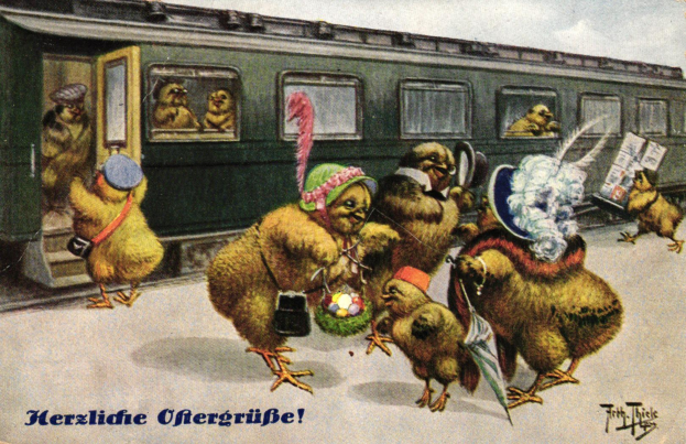 Eine alte Postkarte mit einer Gruppe von Hühner vor einem Zug, mit Text auf der Postkarte.