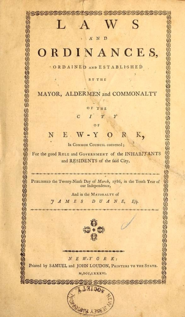 Deckblatt eines alten Buches mit dem Titel "Gesetze und Verordnungen, erlassen und festgesetzt von dem Bürgermeister, Alderman und Commonality der Stadt New York."