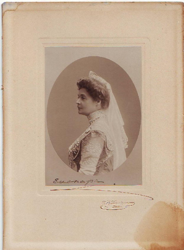 Kaiserin Maria Fjodorowna von Russland in einem alten Foto, in einem weißen Hochzeitskleid mit Schleier, Tiara und elegantem Hairstyle, majestätisch und würdevoll aussehend.