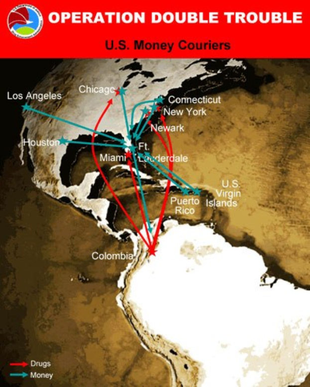 Plakat mit der Aufschrift "Operation Double Trouble: US-Geldkurier" mit einer Karte der USA, die in zwei Abschnitte unterteilt ist, einer für die Kurierrouten und einer für die Kurierstandorte, mit fetter schwarzer Schrift in einem weißen Rand.