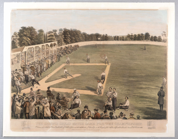 Eine Gruppe von Menschen, die Cricket auf einem grünen Feld mit Bäumen im Hintergrund unter einem klaren blauen Himmel spielen, mit dem Text "Das zweite große Match-Spiel um die Meisterschaft" unten.