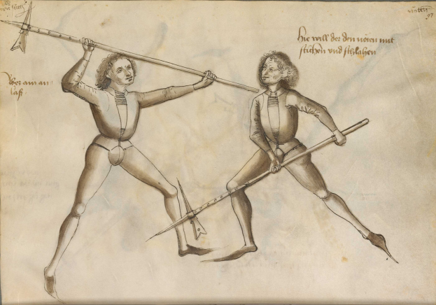 Zwei Männer stehen nebeneinander, jeder hält einen Speer in seiner rechten Hand, mit fettgedrucktem Text darunter, der die Szene beschreibt.