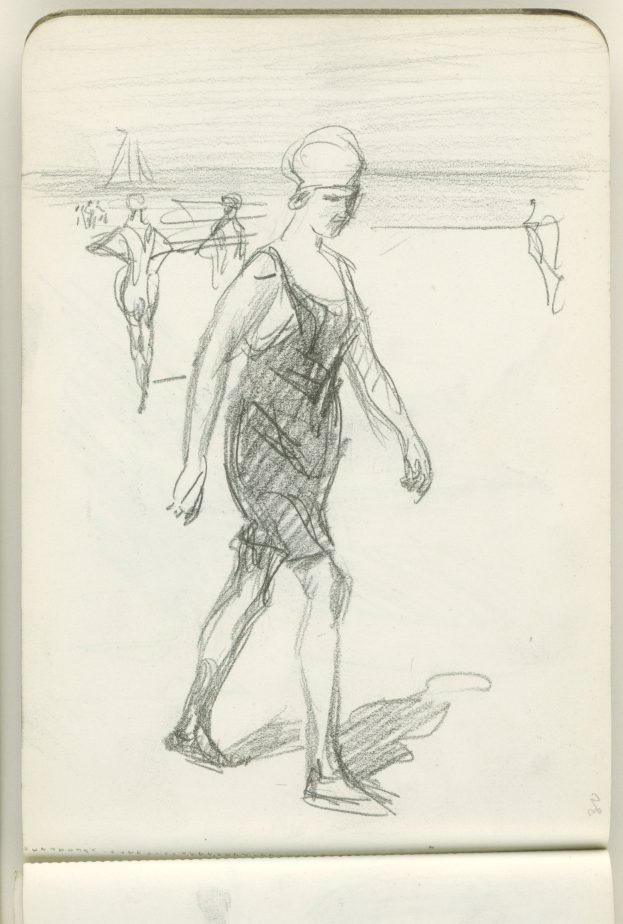 Eine Skizze einer Frau in einem langärmeligen Kleid mit hohem Kragen und einem Dutt, die am Sonnenuntergang auf einem Strand spaziert und die Augen geschlossen hat.