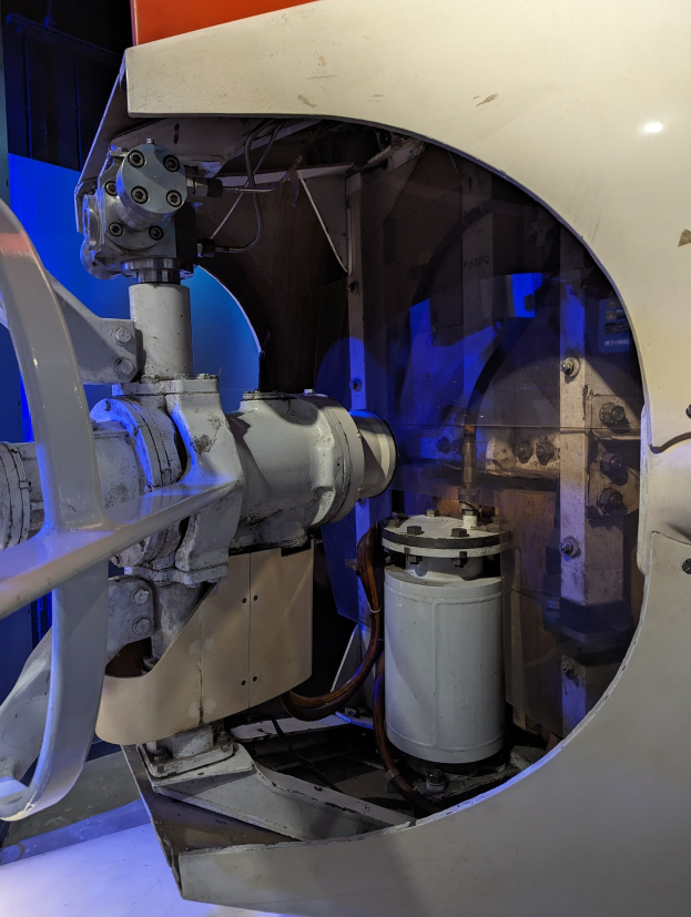 Nahaufnahme einer weißen und blauen Museumsausstellungsmaschine, die zum Messen der Flugzeuggeschwindigkeit entworfen wurde.