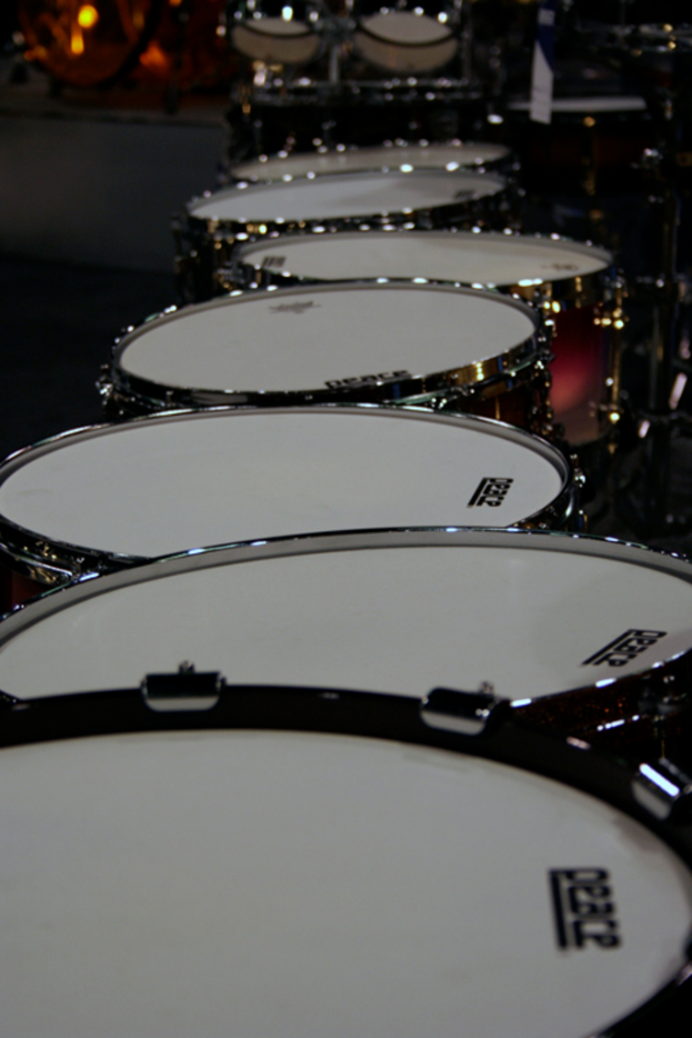 Eine Vielfalt von Drogen auf einem Boden.