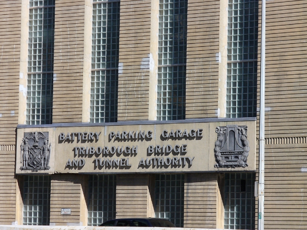 Ein Gebäude mit einem Namen auf dem Bild in der Mitte.