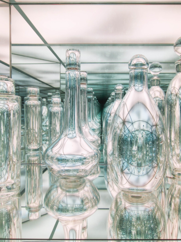 Mehrere Glasobjekte sind auf einer Oberfläche ausgebreitet.